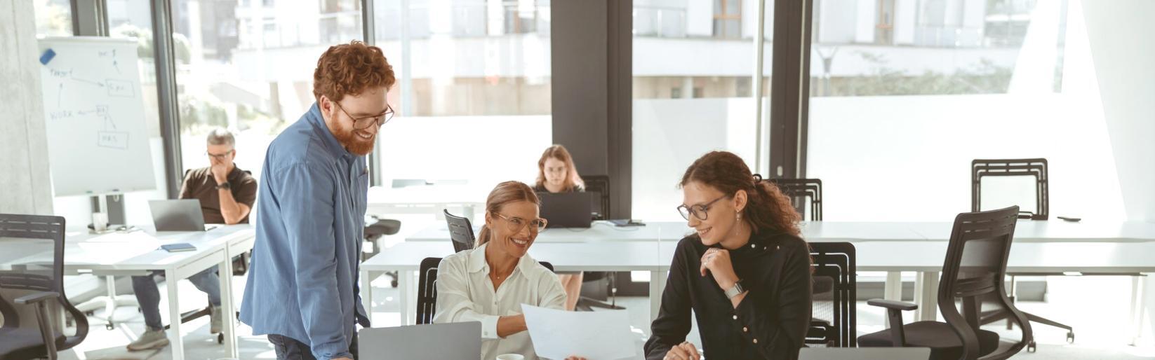 Estudiante trabajando en análisis de datos SEO con herramientas profesionales