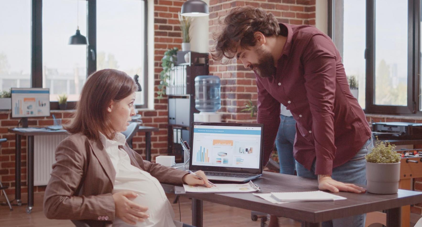 Estudiante analizando métricas SEO en pantalla profesional